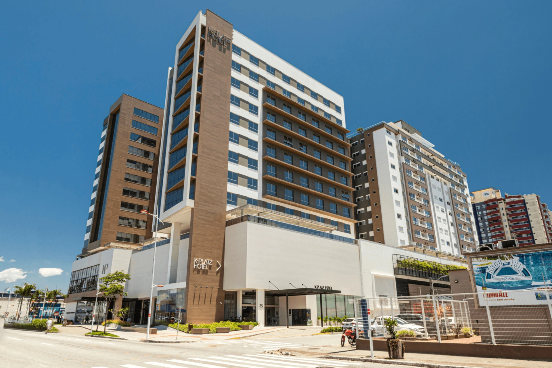 Fachada do K-Platz Hotel, em São José