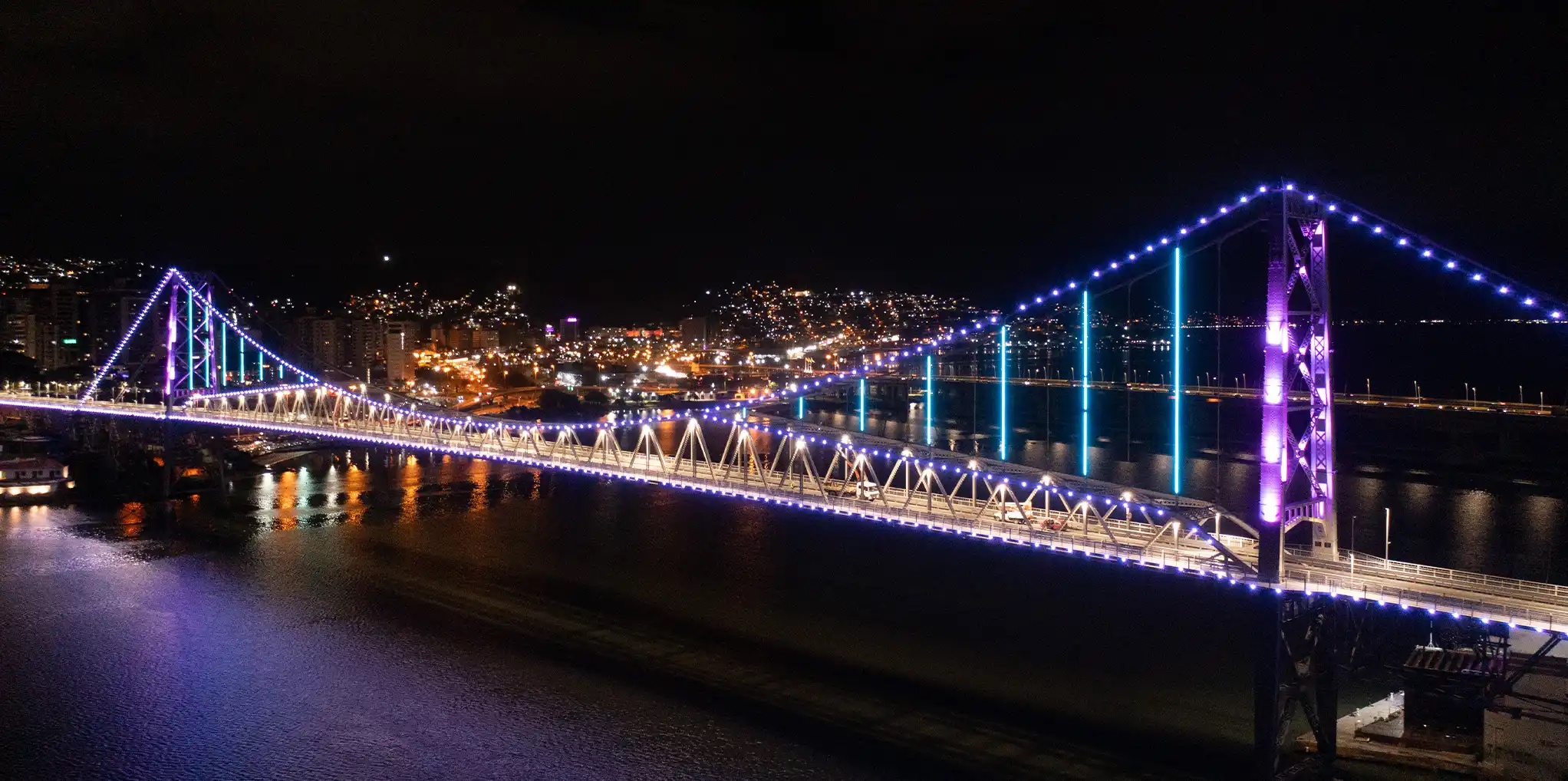 Ponte Hercílio Luz iluminada à noite, em Florianópolis
